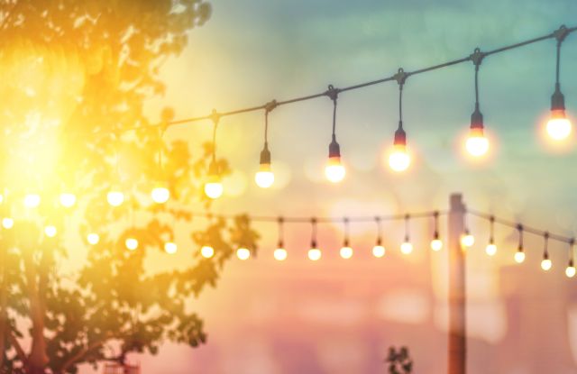 Lichterkette an einem Sommerabend