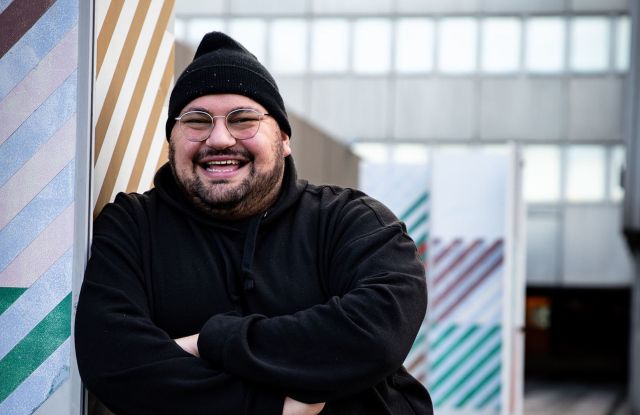 Bora vor einem Geb&auml;ude