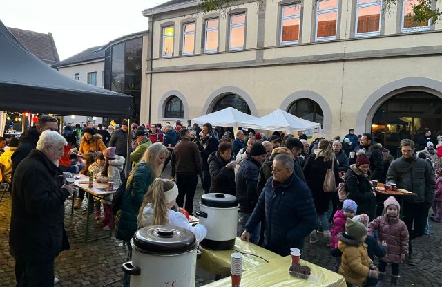 Gratis Punsch und Lebkuchen, © Hans-Ulrich Mack