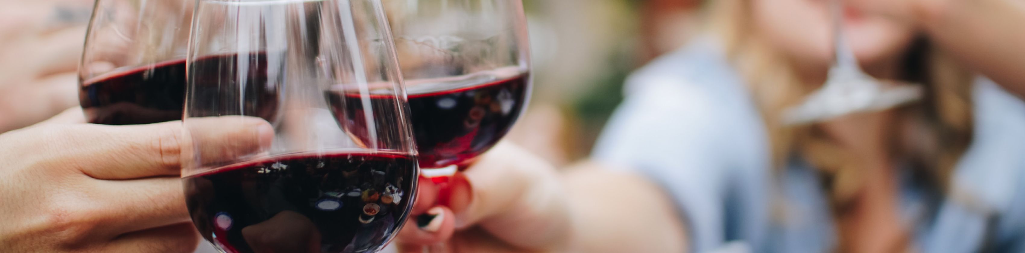 Gruppe stößt mit Rotwein an