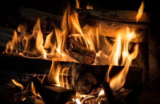 Austausch am Lagerfeuer, © Larry White auf Pixabay