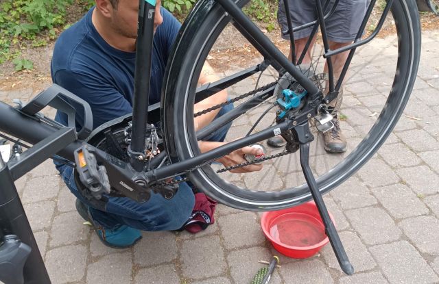 Reparatur auf dem Hof, &copy; Quartierszentrum Hoover-Siedlung