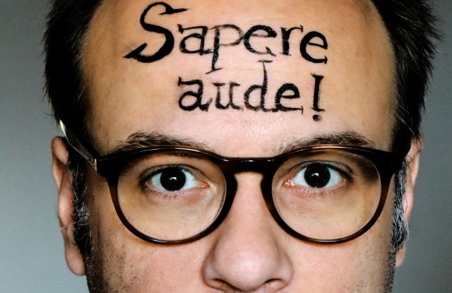 Rene Sydow. Auf seiner Stirn steht "Sapere aude!", © Fee Badenius
