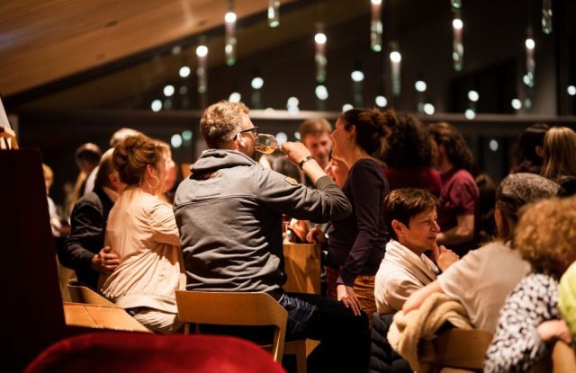Geselliger Genuss im Weingut., &copy; Luisa Albrecht