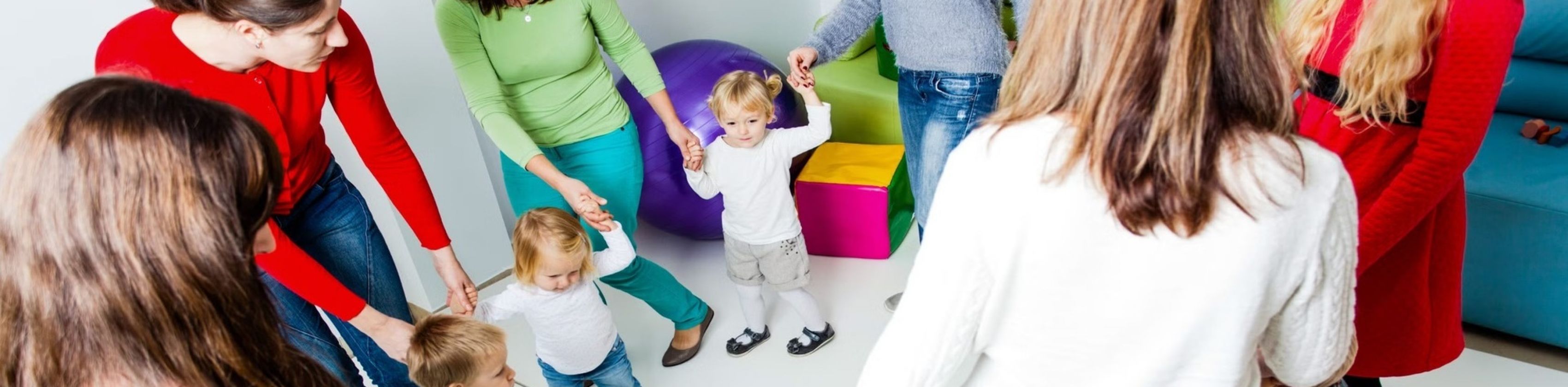 Tanzende Mamas mit Kindern