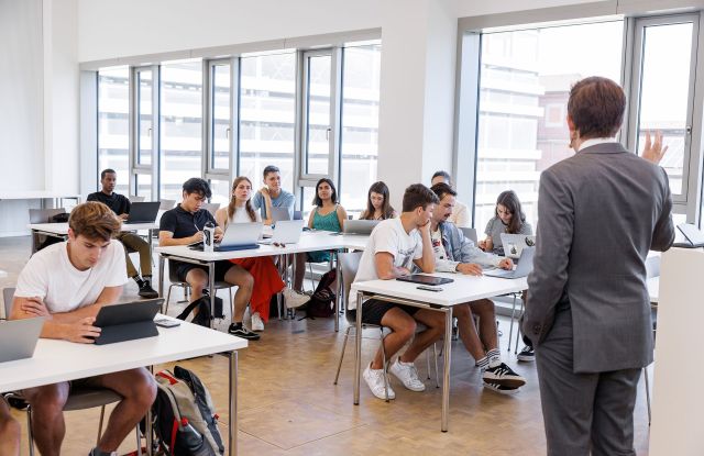 Ein Professor hält eine Vorlesung am TUM Campus Heilbronn., © TUM Campus Heilbronn / Foto: Matt Stark