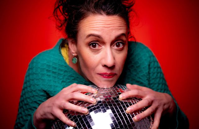 Alice Köfer, auf eine Discokugel gestützt., © Alice Köfer