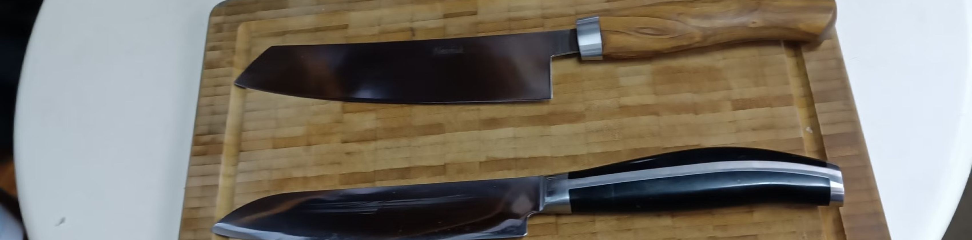 Messer auf Holzbrett