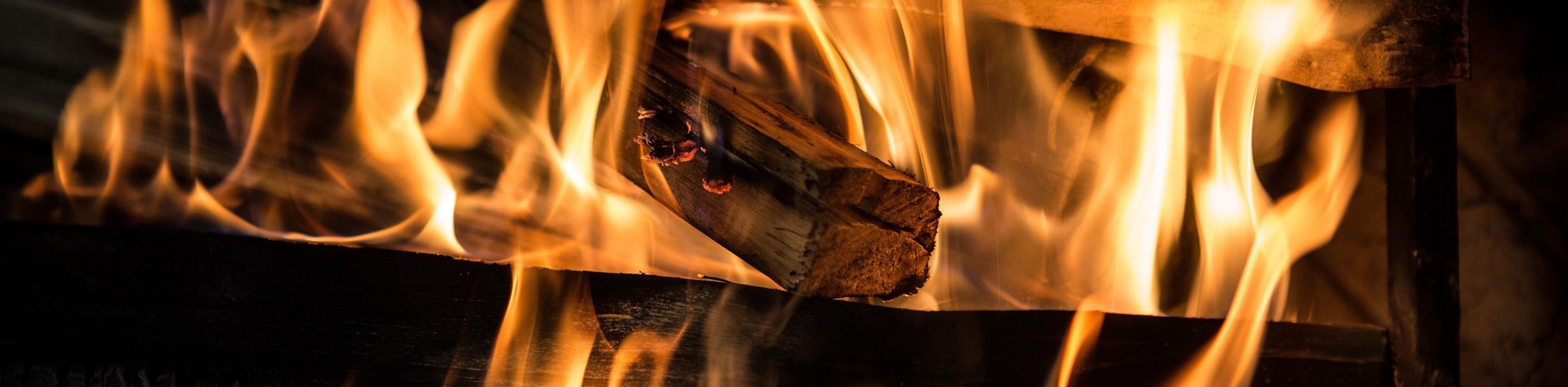 Austausch am Lagerfeuer, © Larry White auf Pixabay