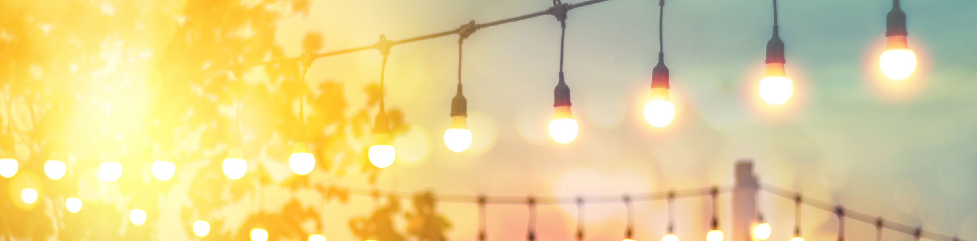 Lichterkette an einem Sommerabend