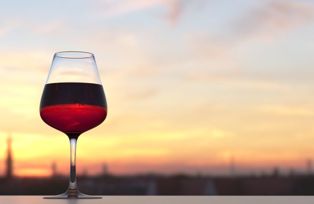 Ein Glas Rotwein bei Sonnenuntergang