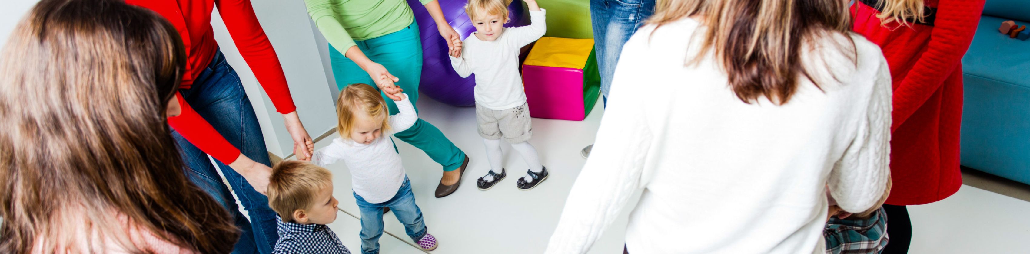 Tanzende Mamas mit Kindern, © Adobe Stockfoto