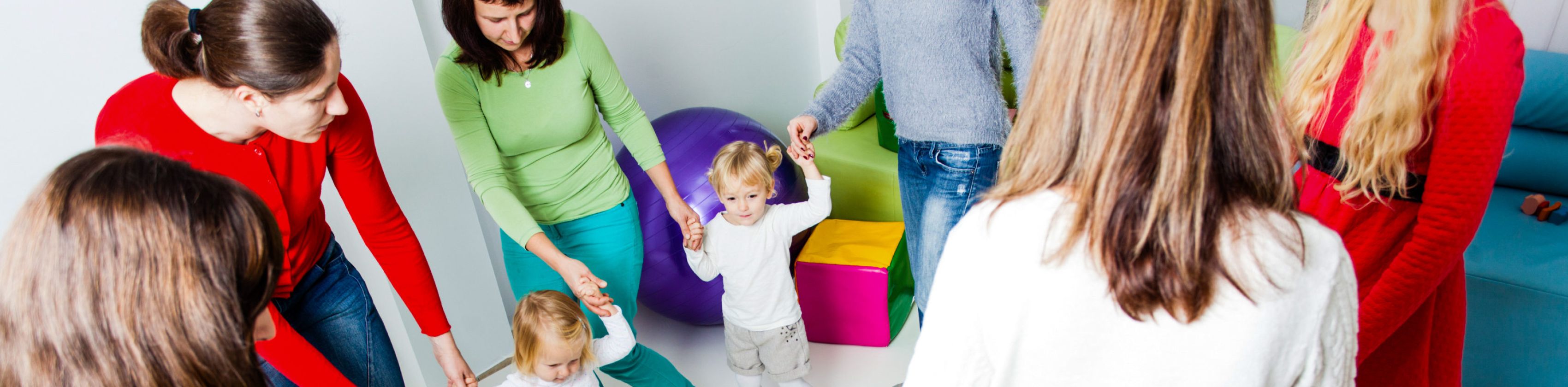 Kinder die mit ihrer Mama tanzen., &copy; Adobe