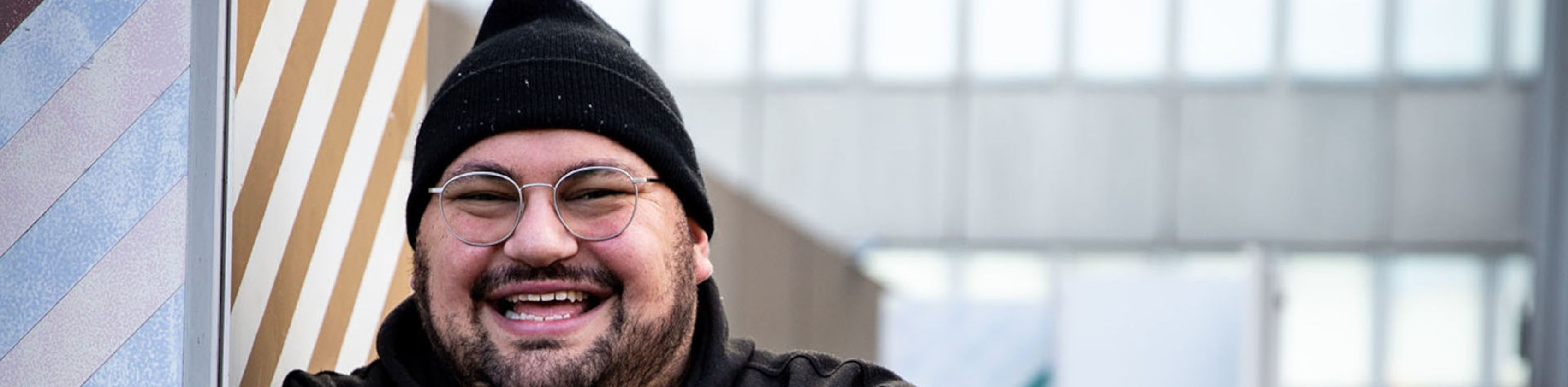 Bora vor einem Geb&auml;ude