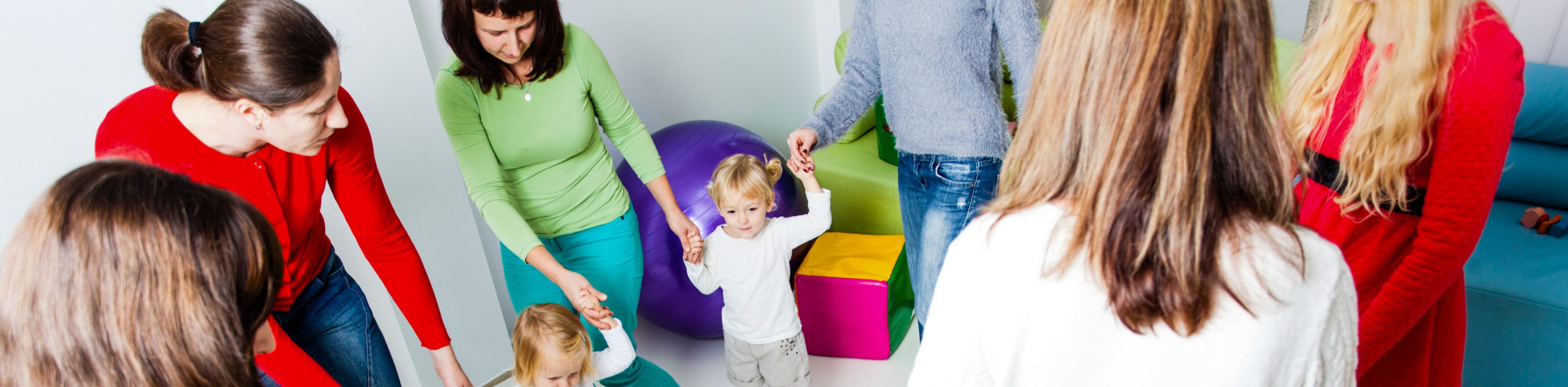 Tanzende Mamas mit Kindern, © Adobe