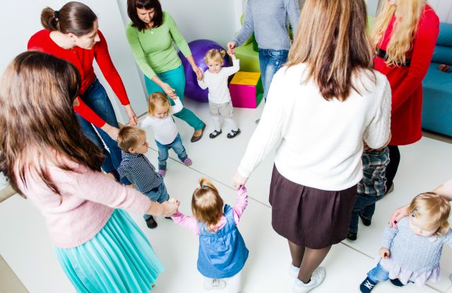 Tanzende Mamas mit Kindern., © Adobe Stockfoto