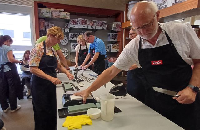 praktische Arbeit an den eigenen Messern, © Messer-Maurer/Copyright