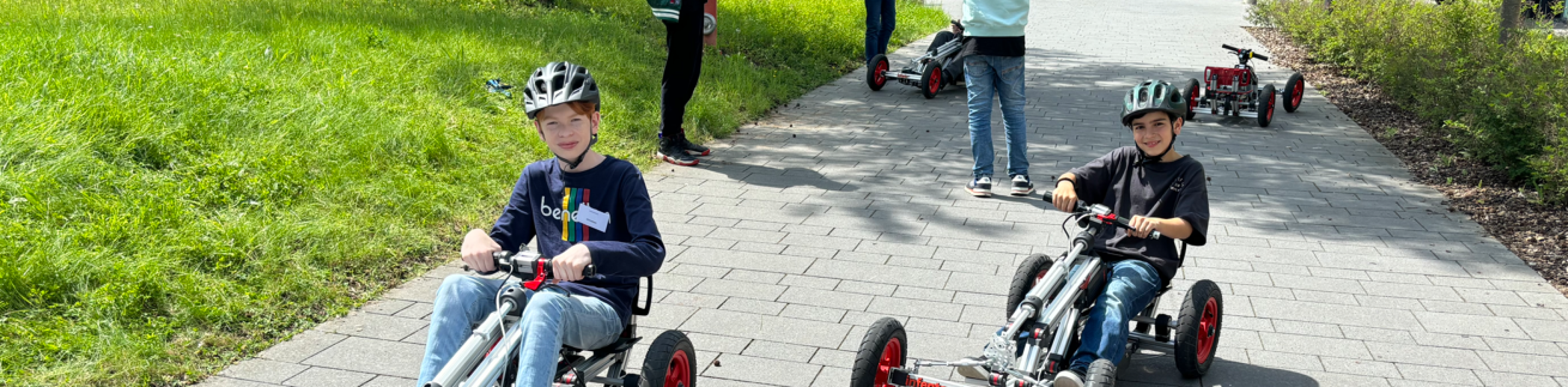 Die Kursteilnehmer sind bereit zum Test Ihrer selbstgebauten elektrischen Fahrzeuge., &copy; Hochschule Heilbronn