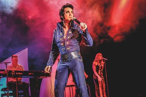 Elvis Presley am Mikrophon (Bild des Musicals The Musical Story of Elvis)
