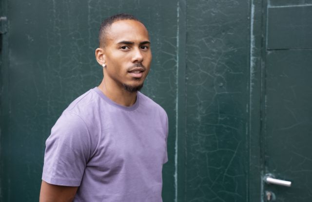 Foto von Robin Afamefuna im T-Shirt vor einer Wand, © Robin Afamefuna