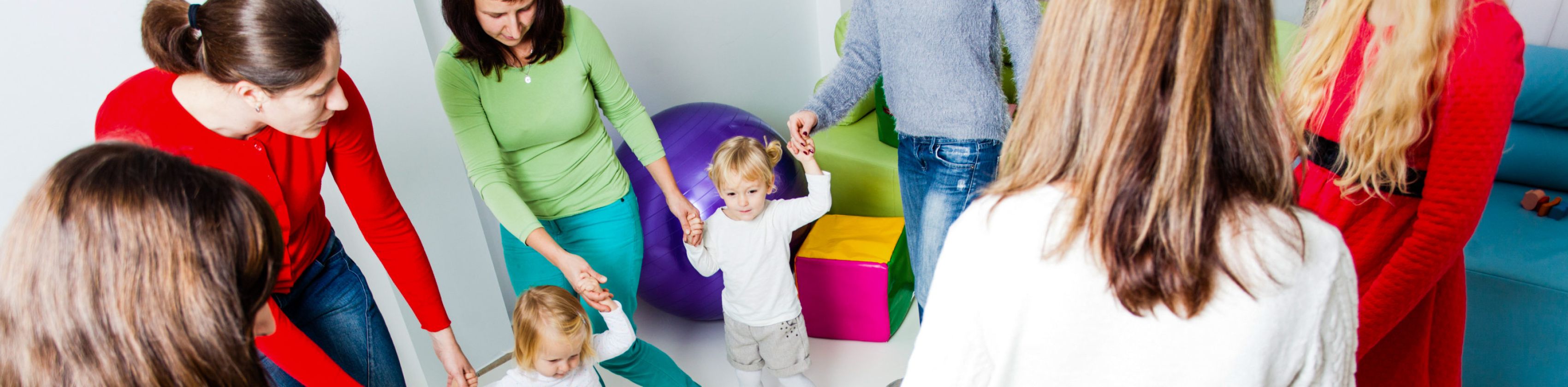 Tanzende Mamas mit Kindern, © Adobe
