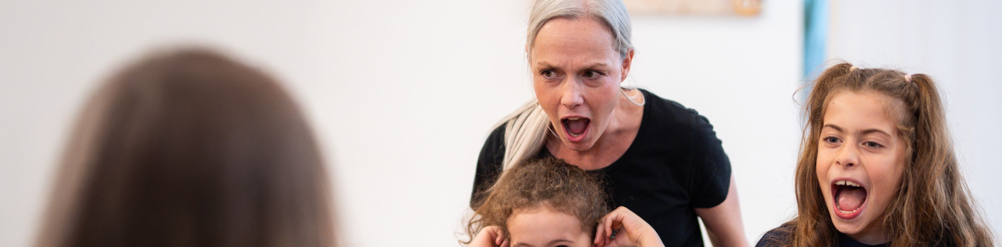 Ein Frau und Kinder die den Mund aufreisen., &copy; Laura Boyson