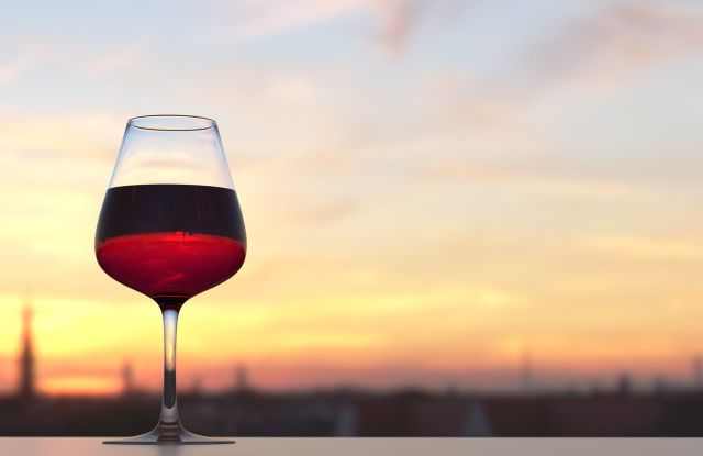 Ein Glas Rotwein bei Sonnenuntergang