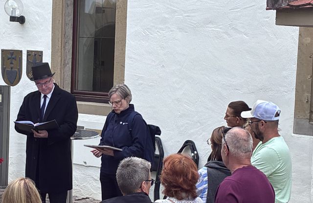 Frau Eberlein und Ignaz Pfau (Thomas Fritsche) im Dialog, &copy; Ortskartell Kirchhausen