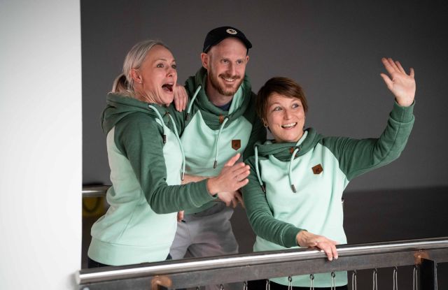 Menschen die lächeln und freundlich kommunizieren., © Laura Boyson