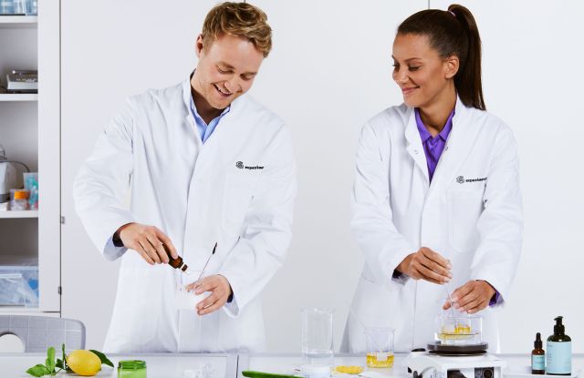 Zwei Personen stehen im Labor, © Verwendung nur im Rahmen redaktioneller Berichterstattung über die experimenta Heilbronn gestattet. Quelle: experimenta gGmbH