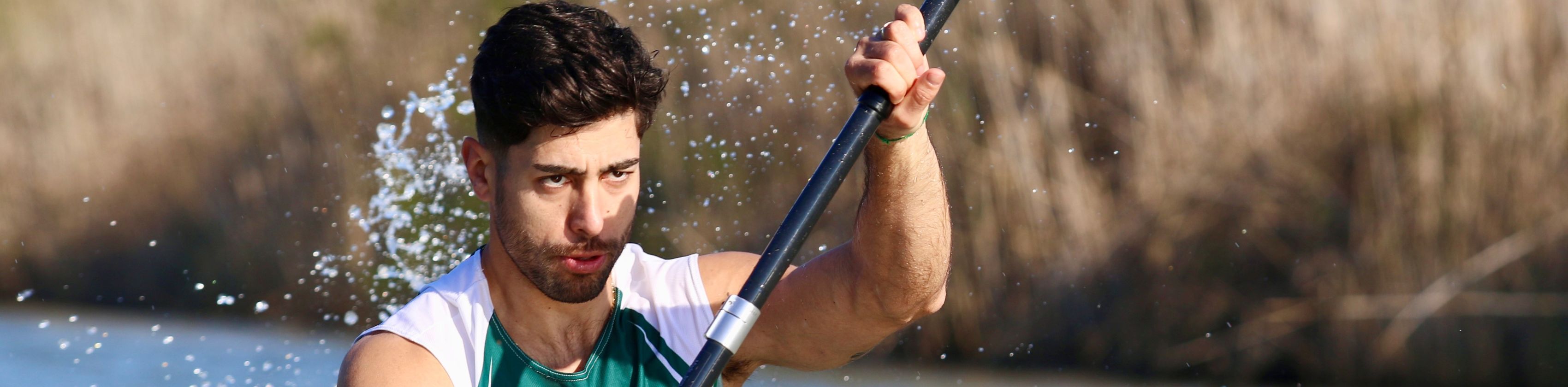 Saeid Fazloula f&auml;hrt mit schnellen Paddelbewegungen in einem Kanu &uuml;ber einen Fluss., &copy; Martina Tirolf
