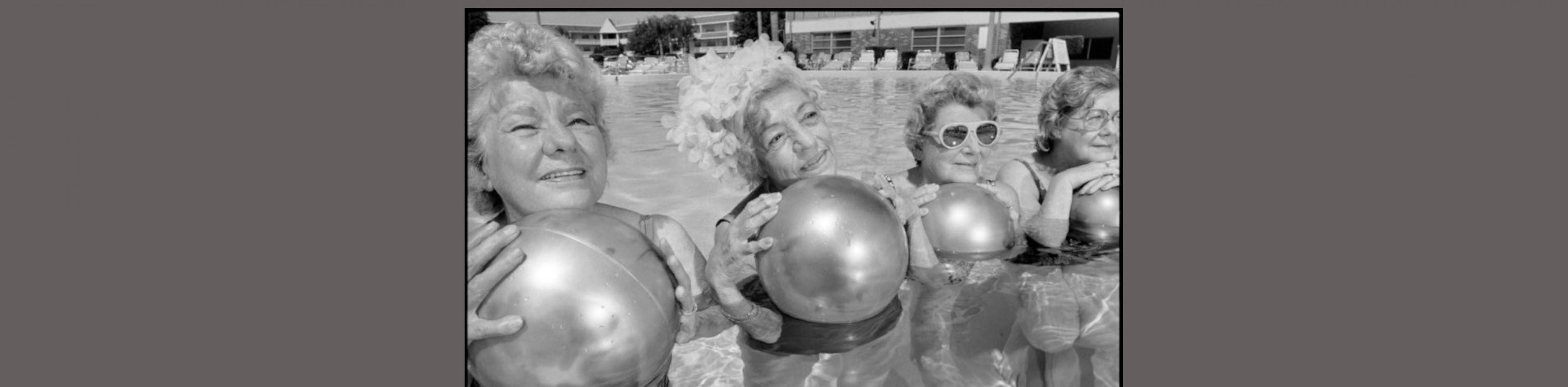 Mary Ellen Mark, Water exercise group (Wassergymnastikgruppe), St. Petersburg, Florida, USA, 1986 © Mary Ellen Mark