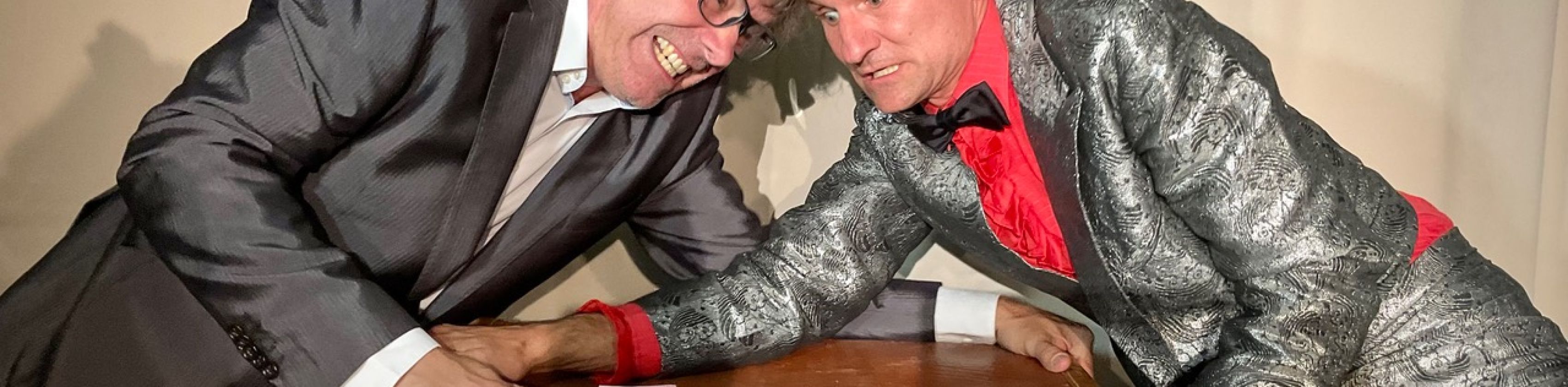 Raik Singer und Udo Grunwald zerren an einem Geldkoffer, aus dem Geldscheine herausquellen., &copy; Katrin Bayer