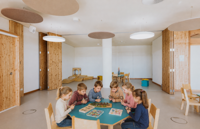 Kinder in der Expertenakademie, &copy; Originalfoto von Nico Kurth, KI-bearbeitet