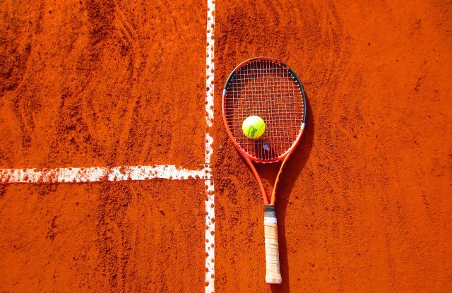 Tennisschläger auf dem Tennisplatz