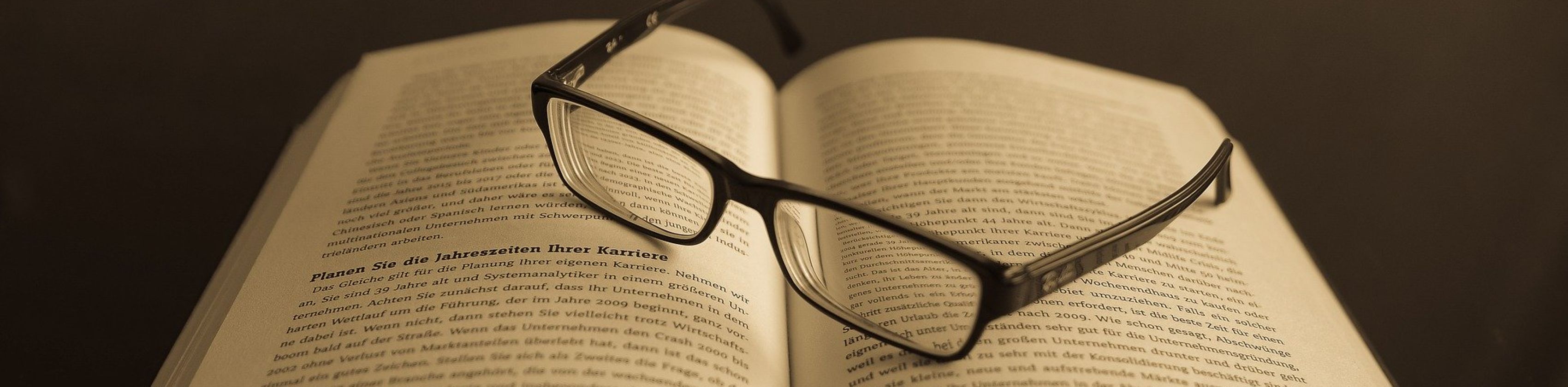 Buch mit Brille