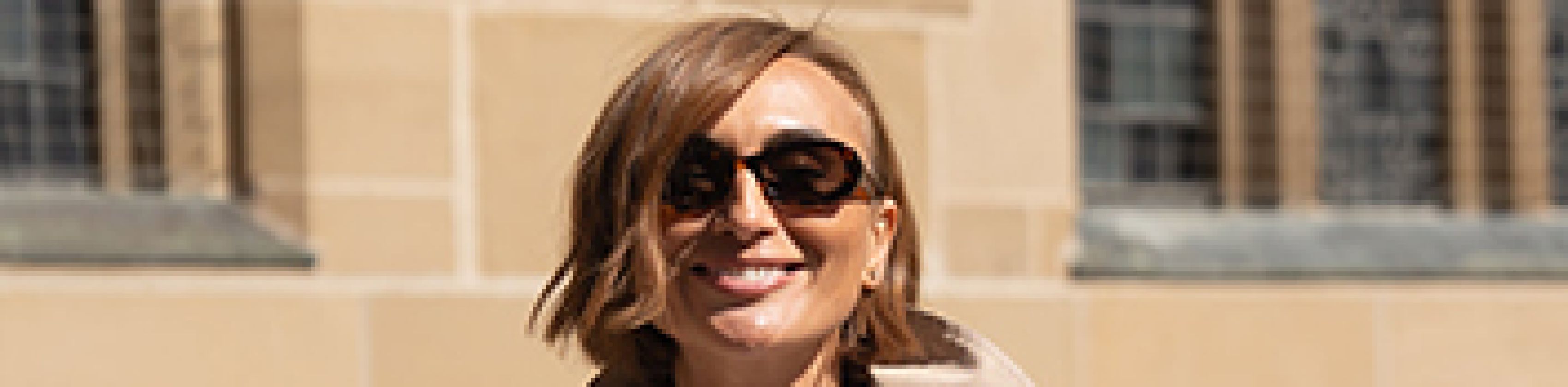 Trenchcoat, wei&szlig;es T-Shirt und ein sch&ouml;nes Seidentuch sind immer ein gutes Outfit., &copy; REY the store