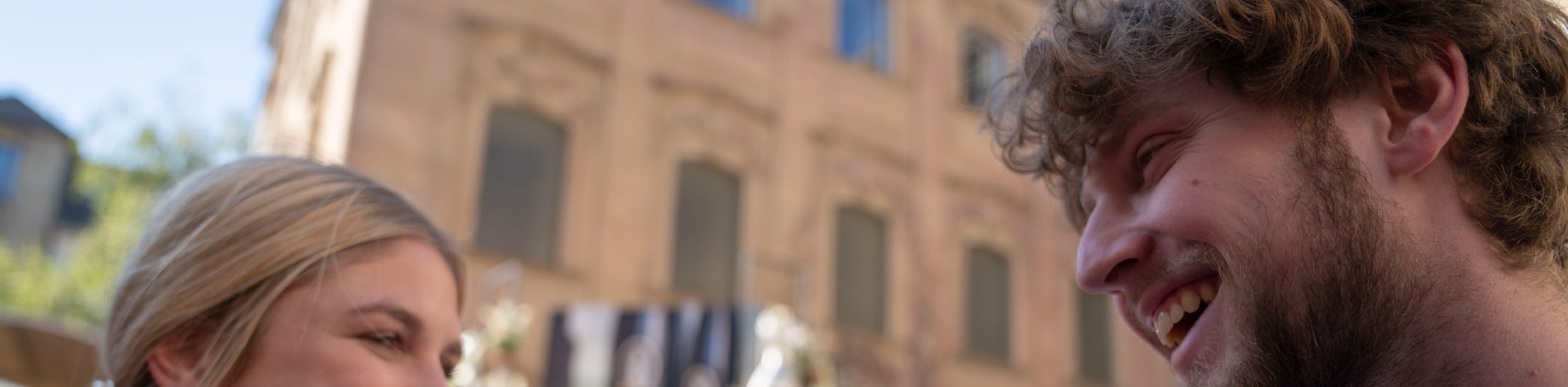 Ein Paar st&ouml;&szlig;t auf der Schlenderweinprobe mit Wein an