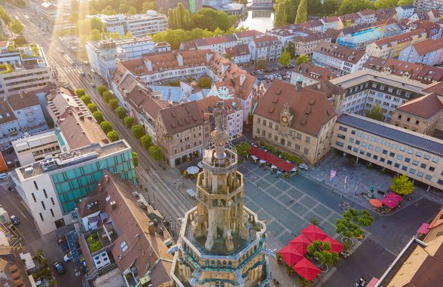Auf dem Marktplatz gibt es viel zum Entdecken - Das Rathaus und seine berühmte Uhr