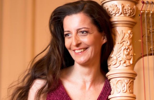Silke Aichhorn mit Harfe