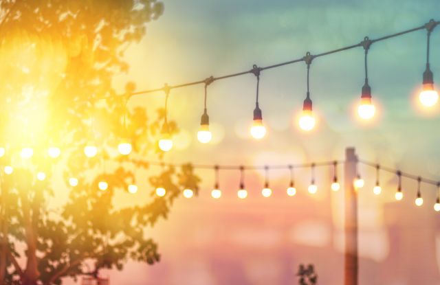 Lichterkette an einem Sommerabend