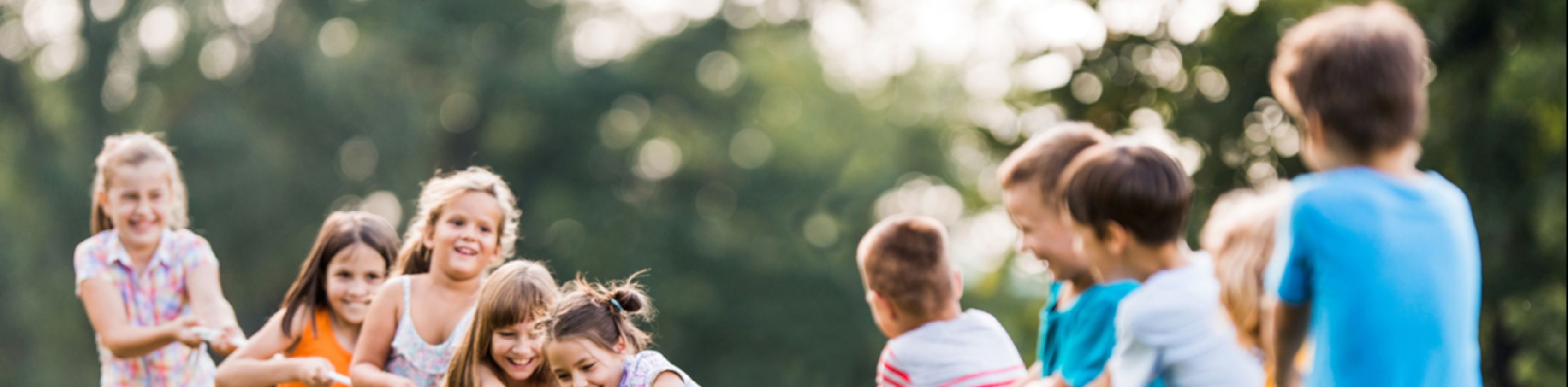 Kinder beim Tauziehen auf dem Heilbronner Kinderfest