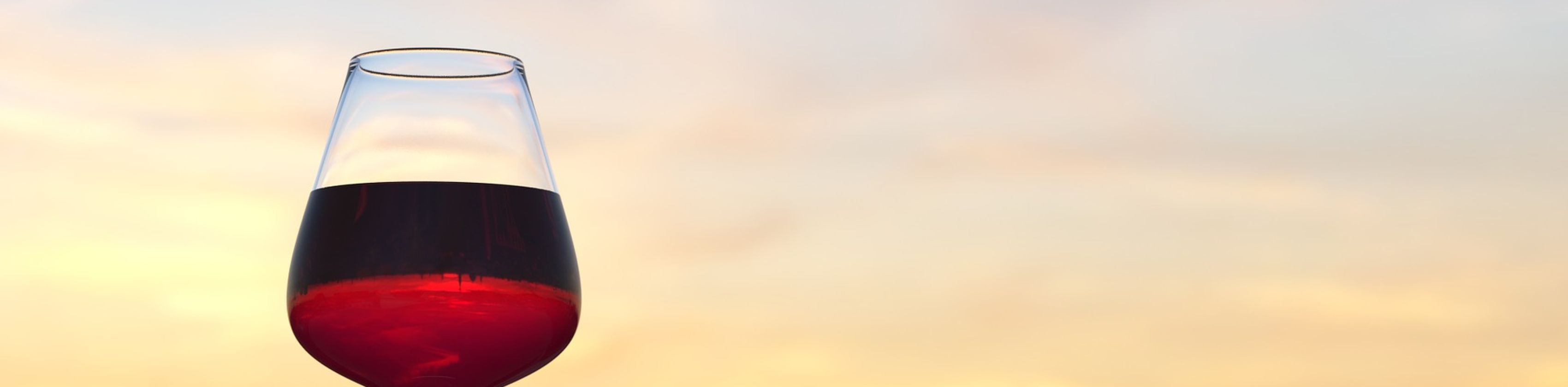 Ein Glas Rotwein bei Sonnenuntergang