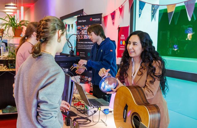 Zwei Frauen sprechen bei der Maker Faire miteinander, &copy; Verwendung nur im Rahmen redaktioneller Berichterstattung &uuml;ber die experimenta Heilbronn gestattet. Quelle: experimenta gGmbH