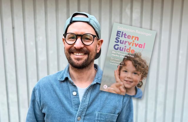Sebastian Reisinger mit Buch, &copy; Sebastian Reisinger