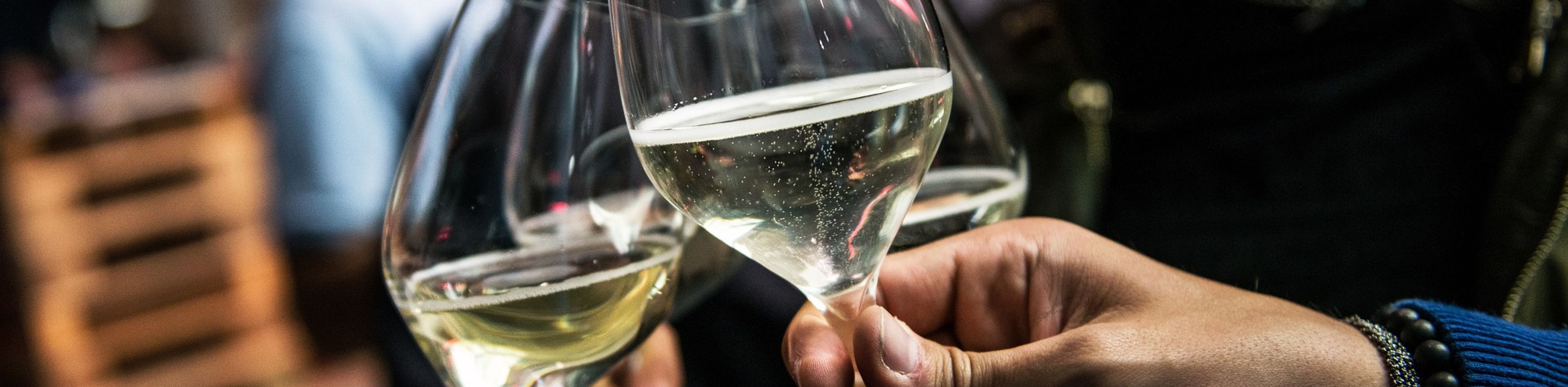 Gruppe stößt mit Weißwein an