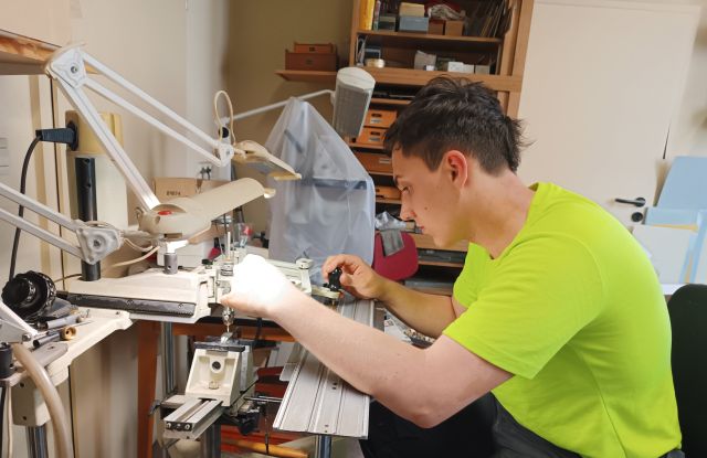 Der Graveur am Werke!, &copy; Messer-Maurer/Copyright