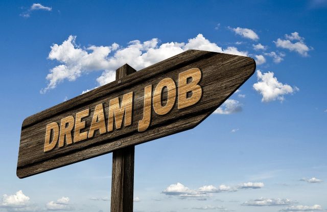 Wegweiser mit der Aufschrift "Dream Job"