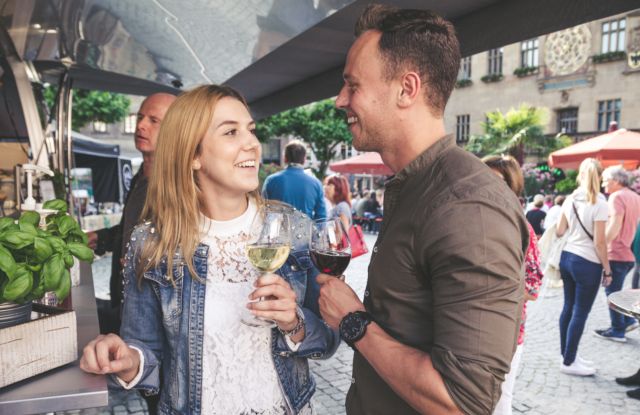 Ein Paar auf dem Heilbronner Abenmarkt