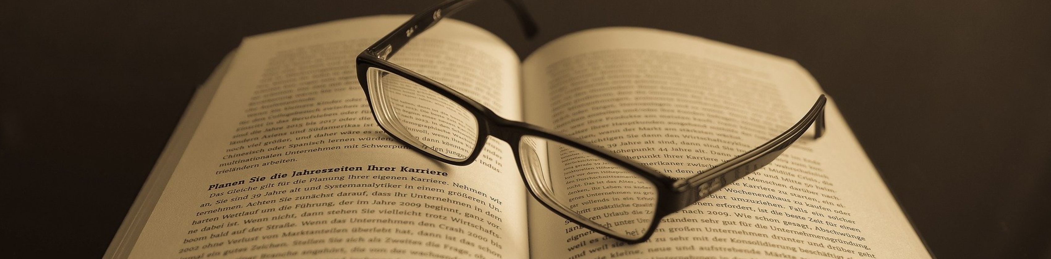 Buch mit Brille